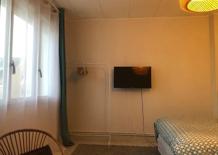 Grand Studio Avec Petite Vue Mer